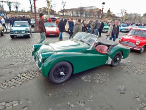 Okupljanje vlasnika starih automobila u Parizu