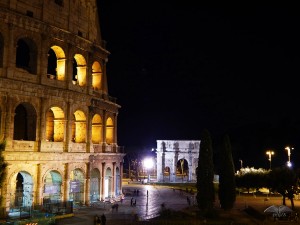 Koloseum u Rimu noću