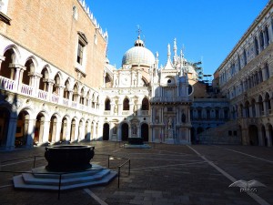 Dvorište duždove palate u Veneciji
