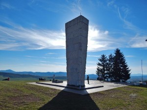 Spomenik streljanim partizanima na Zlatiboru