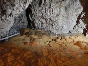 Prirodno formirane kade u Stopića pećini