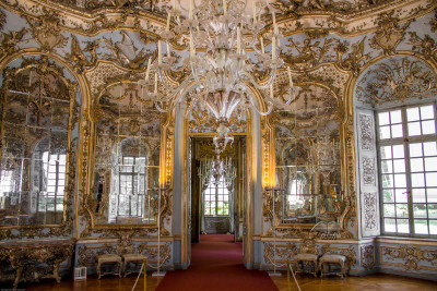Королевский зал с люстрами