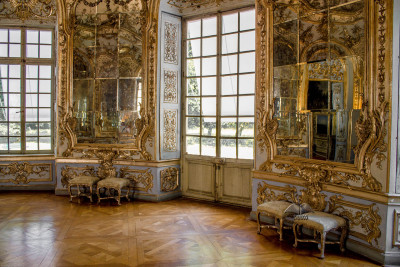 La stanza reale con i specchi