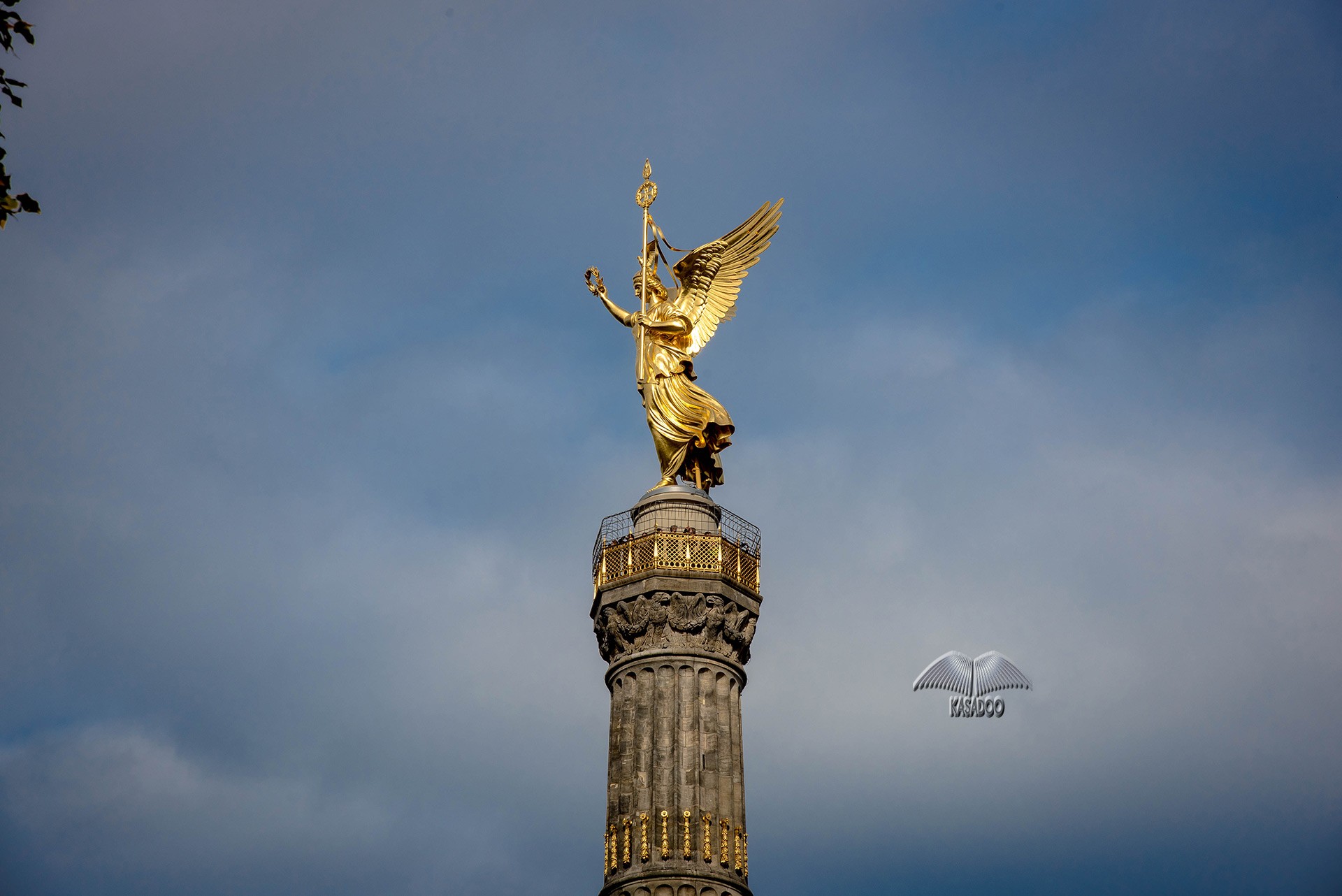 Un ángel en la cima de la Columna de la Victoria