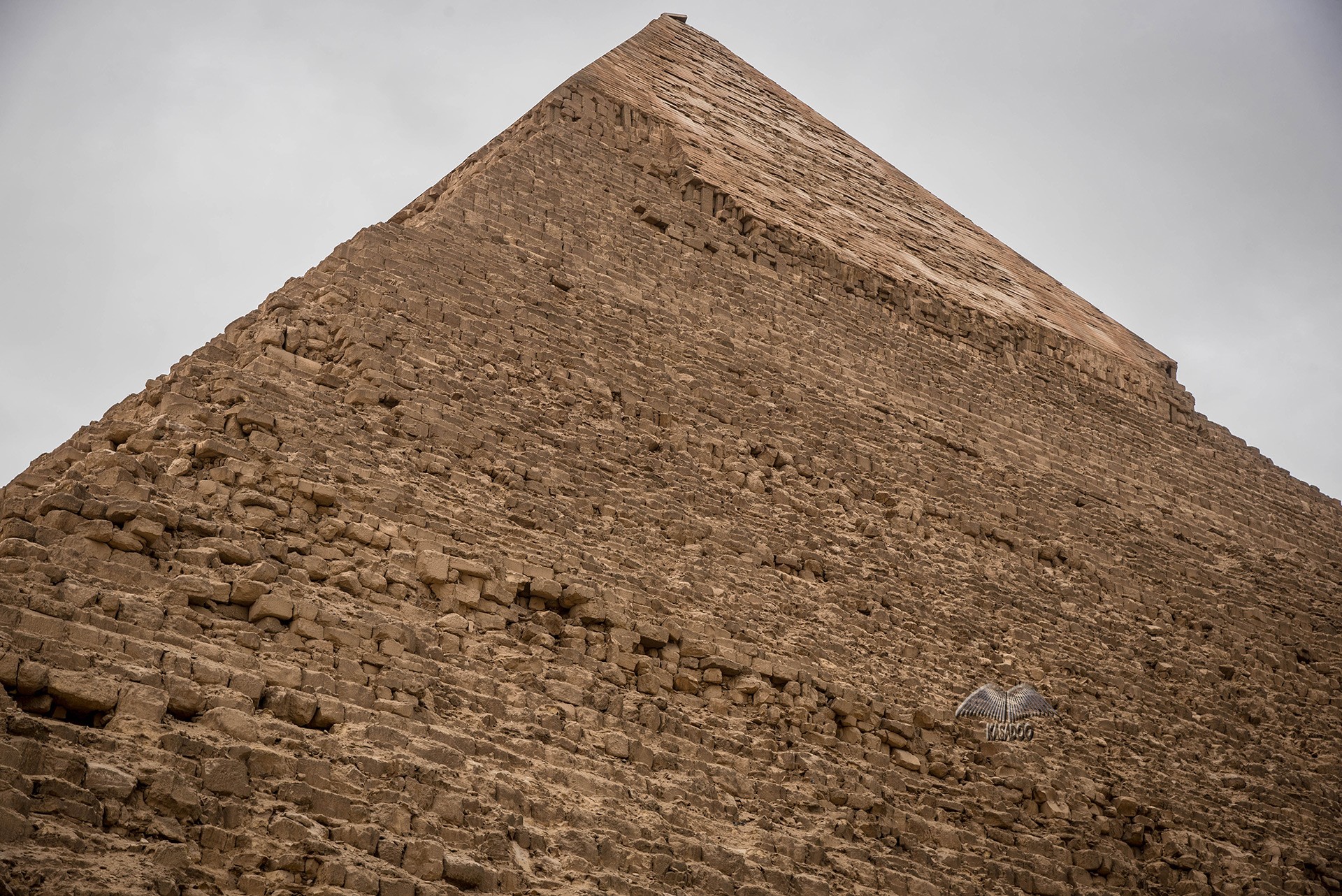 Piramit tepesinin yakın çekim görünümü