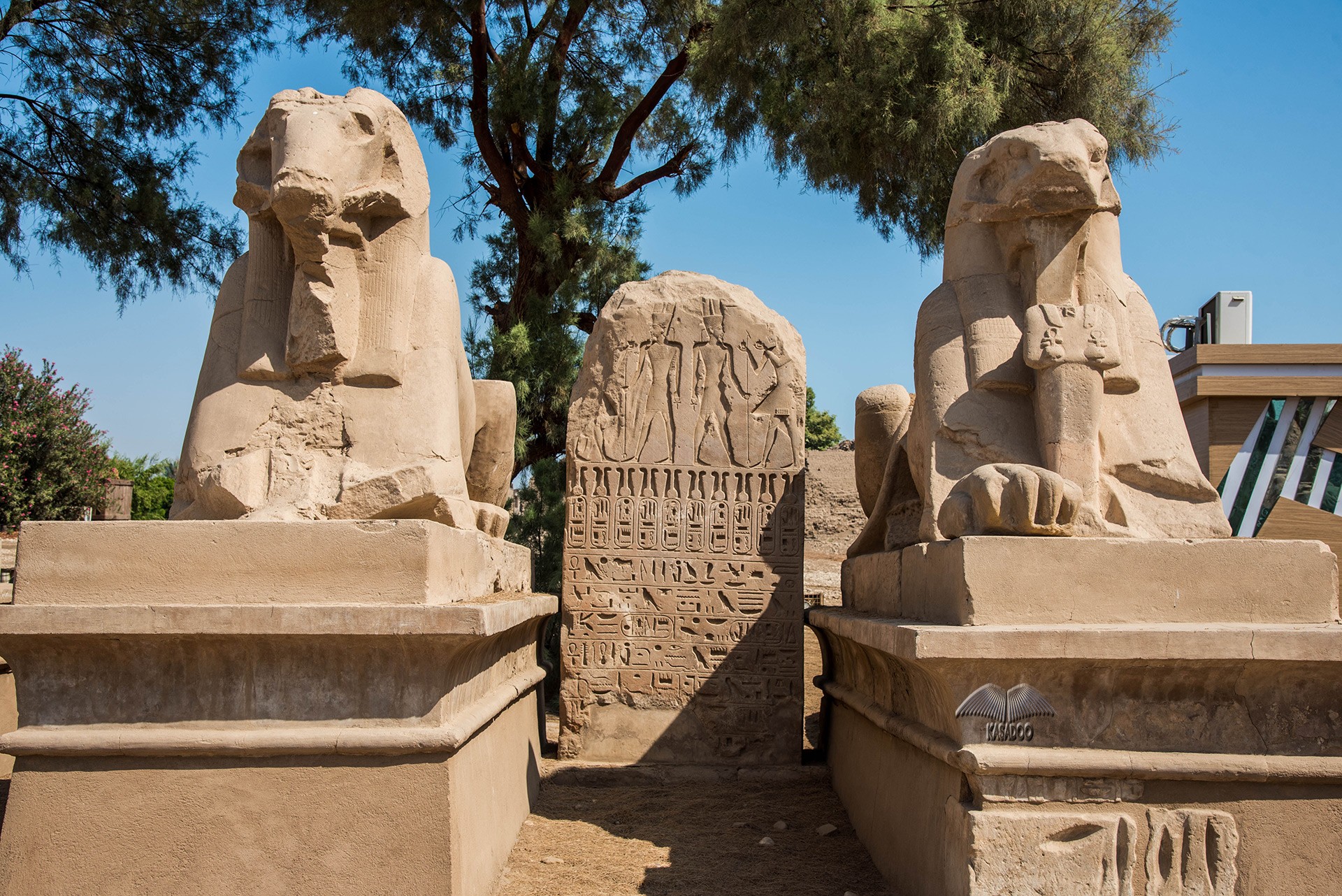 Carnero estatuas en el templo de Karnak