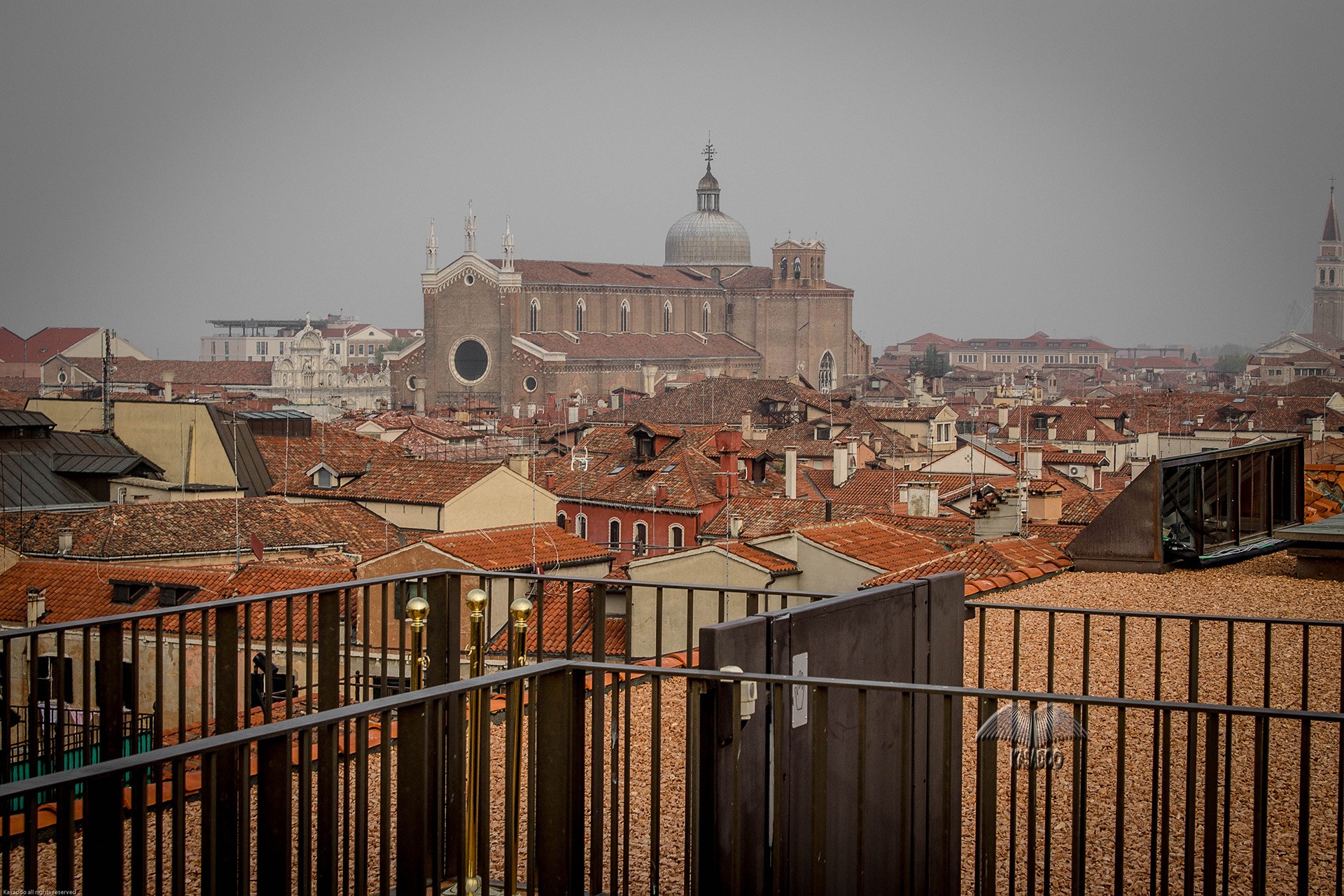 Pogled na baziliku dei Frari sa venecijanskih krovova