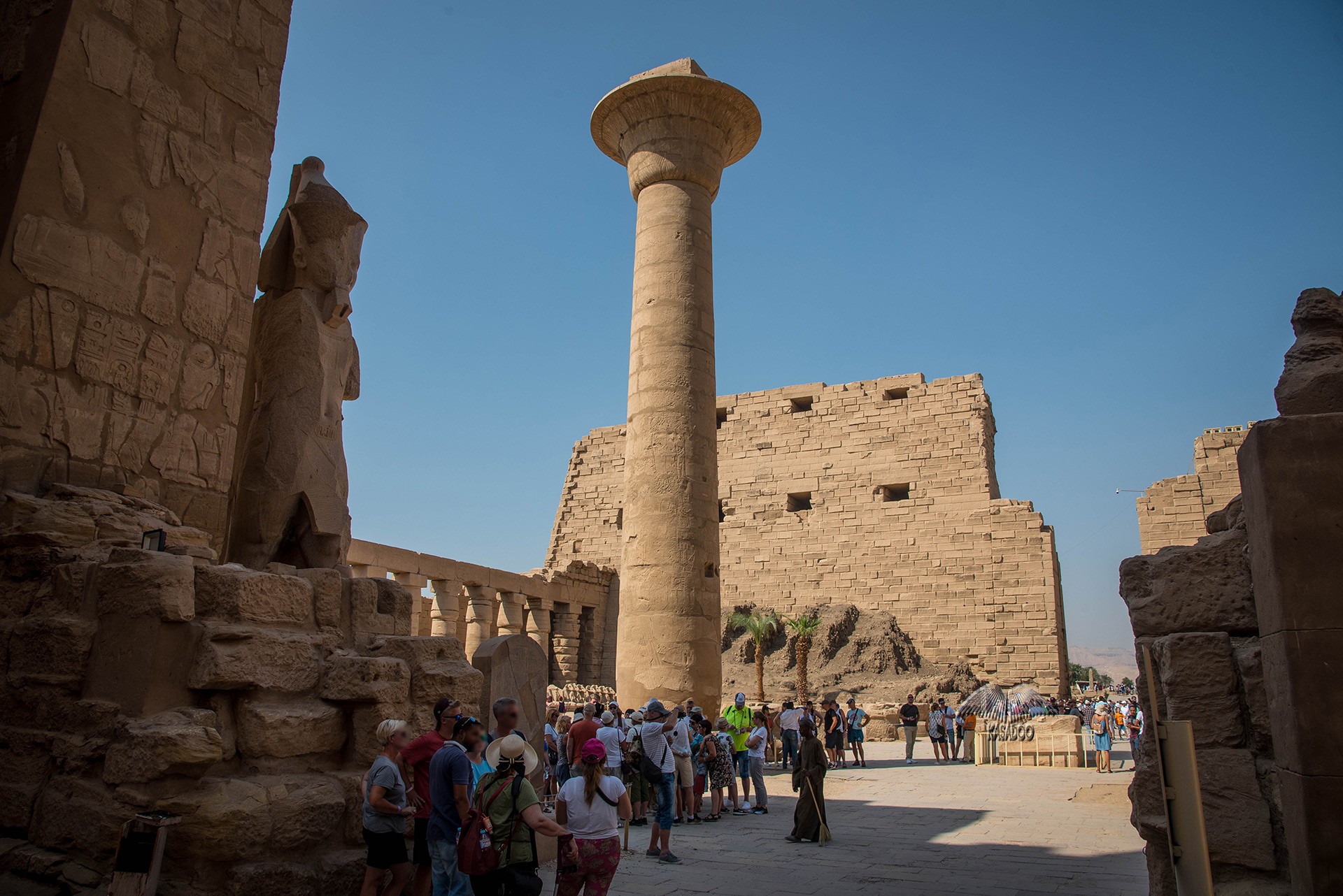 Entrada lateral al templo de Karnak