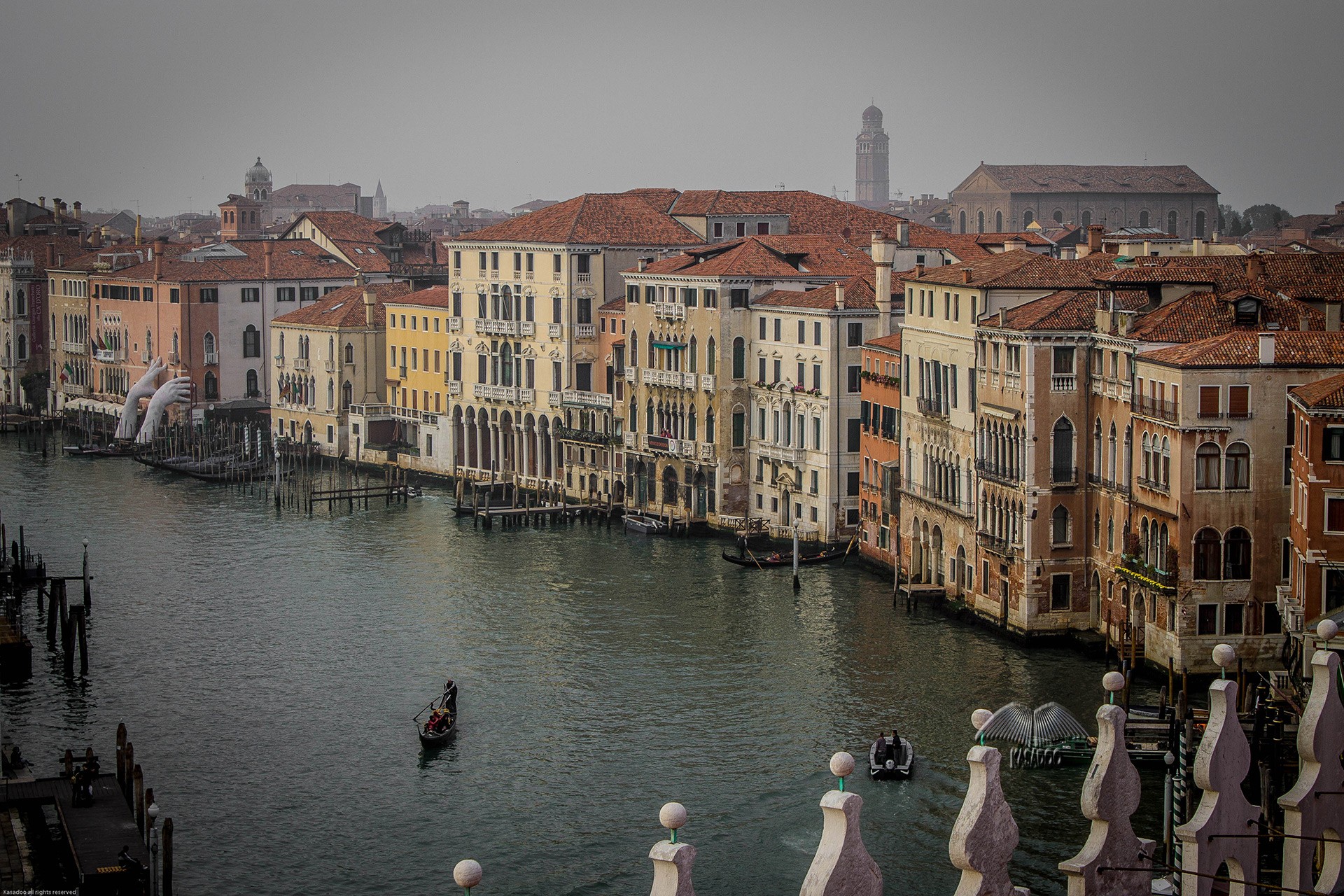 Statue “hands” installed for Biennale in Venice