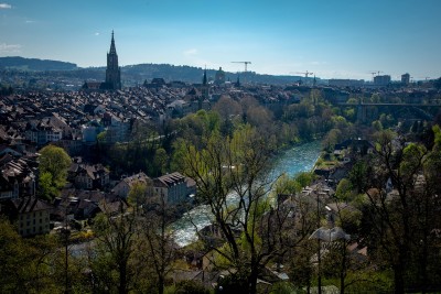 Pogled na reku Aare i krovove istorijskih građevina u Bernu-Švajcarska