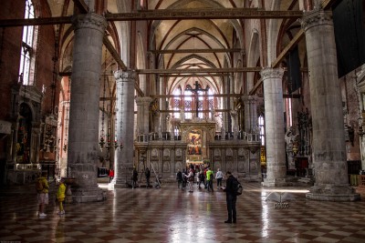 Unutrašnjost bazilike dei Frari u Veneciji