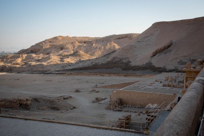 Ausgrabung vor dem Al Deir Al Bahari Tempel