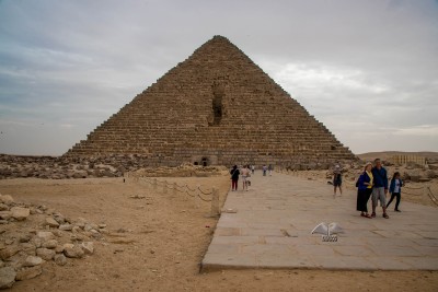 Menkaure piramidinin önden görünümü