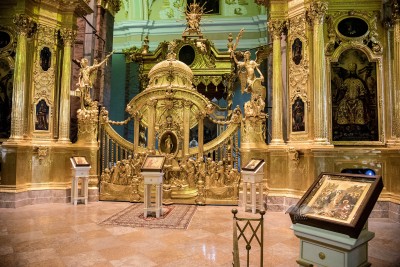 Decoraciones doradas de Altar