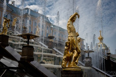 Golden statue of Samson Fountain