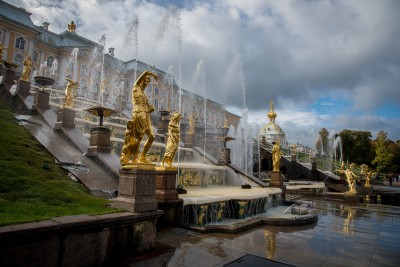 Las estatuas doradas como parte de la fuente