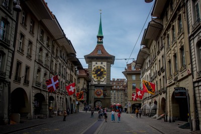 Bern-İsviçre'nin merkezindeki tarihi sokak ve Zytglogge