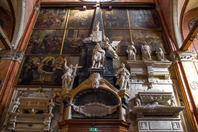 Decoraciones del monumento Girolamo Garzoni
