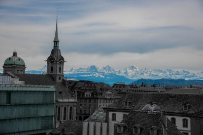 Panoramski pogled na Alpe iz grada Berna-Švajcarska