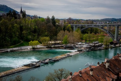 Panoramski pogled na istorijske kuće u Bernu i reku Aare-Švajcarska
