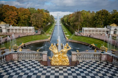 Plateau in front of Peterhof palace