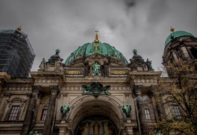 Berlin Katedrali'nin çatıları ve kubbeleri