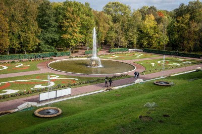 Side fountains in Peterhof