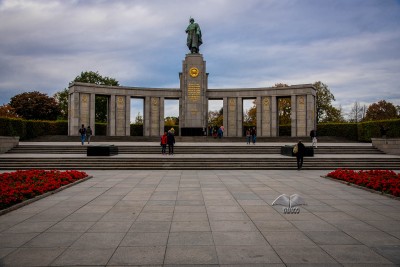 Spomenik palim sovjetskim borcima u Tiergarten parku u Berlinu-Nemačka