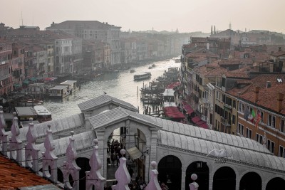 Другая сторона моста Риальто в Венеции