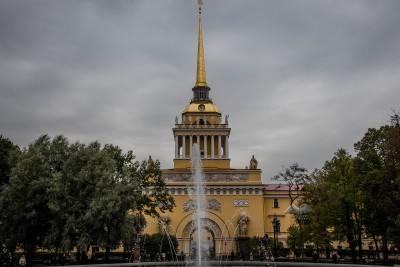 Fachada amarilla del edificio del Almirantazgo